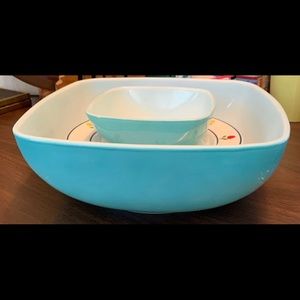 Sold - Vintage Pyrex chip and dip set